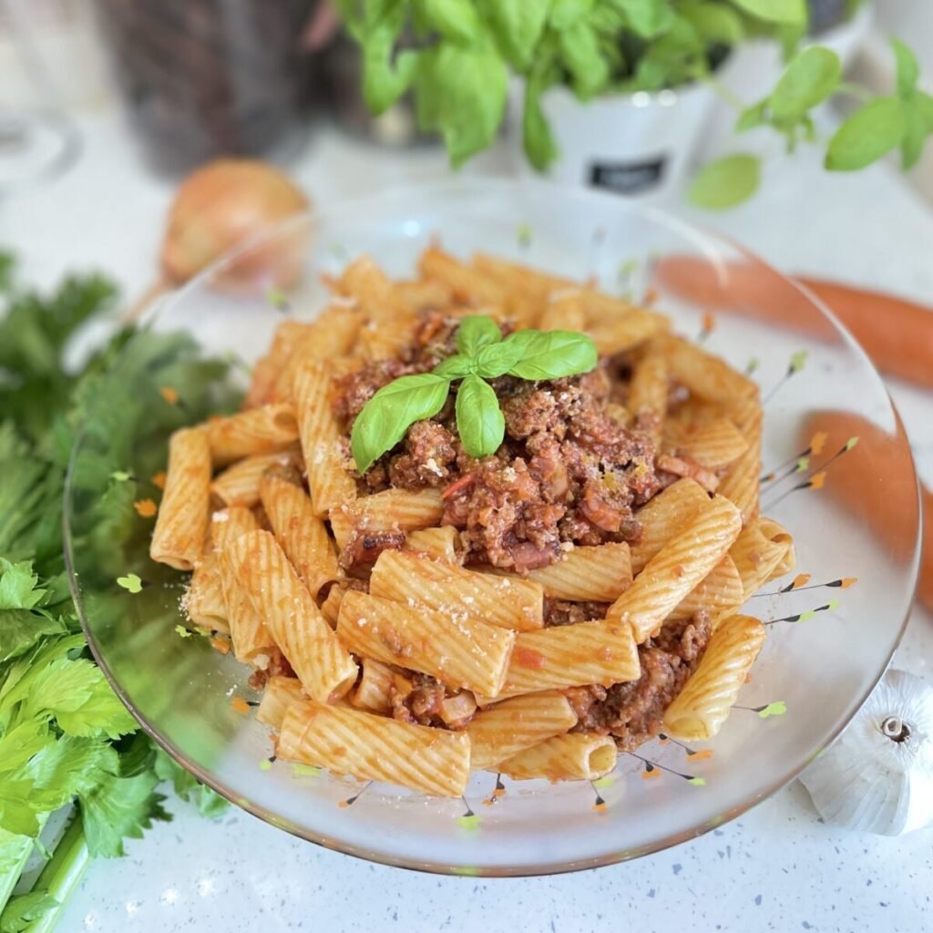 Rigatoni cu Sos Ragu – Paste Sățioase în Stil Italian