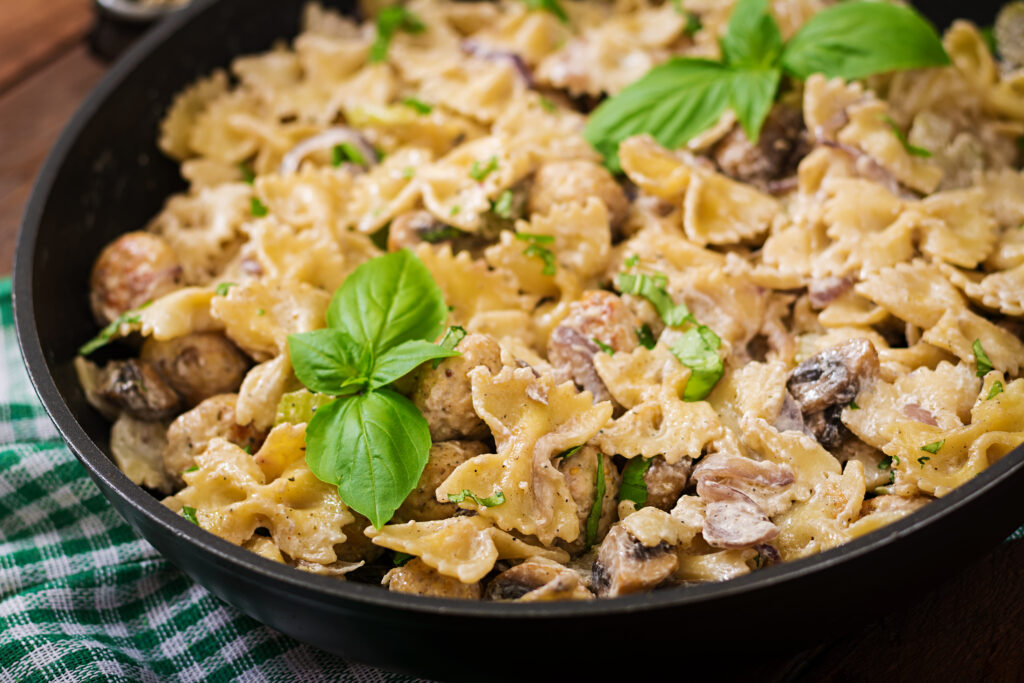 Paste Farfalle cu Ton și Ciuperci – Rețetă Rapidă și Savoare
