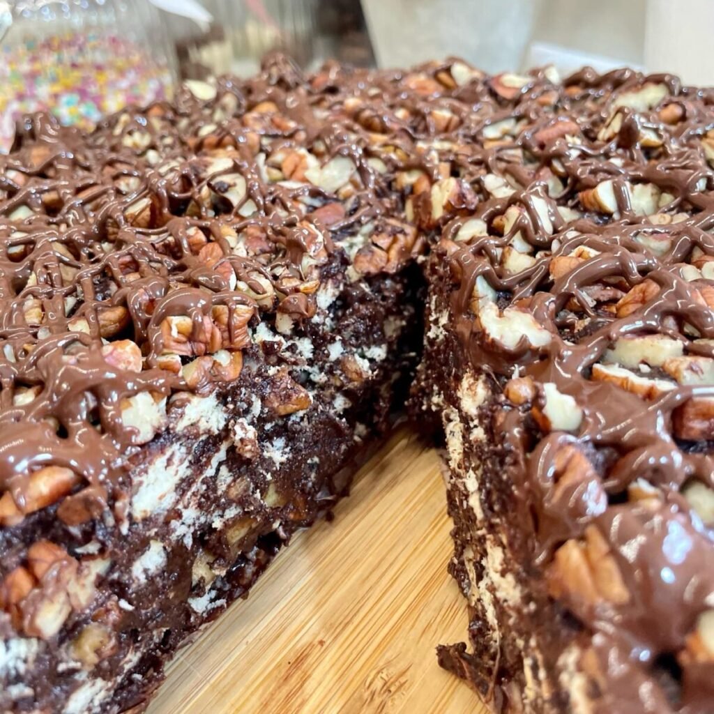 Tort de Biscuiti cu Nuci si Ciocolată